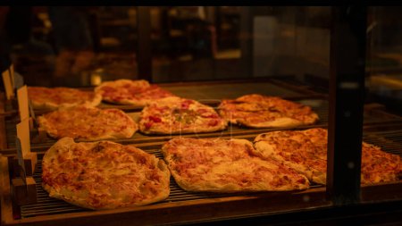 Foto de Pizzas recién hechas en el aeropuerto de Corfú. Foto de alta calidad - Imagen libre de derechos