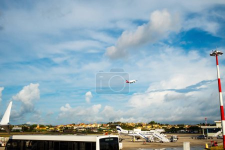 Foto de Kerkyra, Grecia - 09 29 2022: Vista desde el avión hasta el aeropuerto de Corfú. .. Foto de alta calidad - Imagen libre de derechos