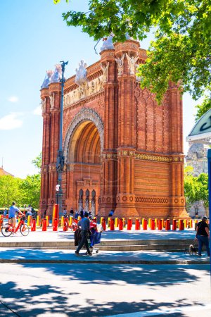 Téléchargez les photos : Barcelone, Espagne - 26 mai 2022 : L'Arc de Triomphe par une journée ensoleillée. . Photo de haute qualité - en image libre de droit