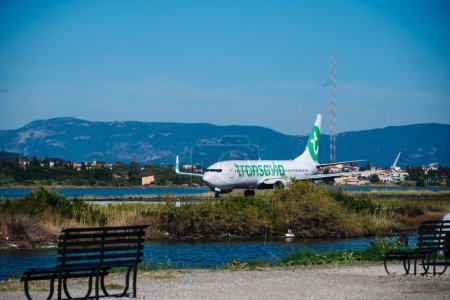 Foto de Kerkyra, Grecia - 09 24 2022: Aeropuerto de Corfú, Transavia Avión Despegue desde la pista de aterrizaje más corta. Concepto de llegar tarde al vuelo. .. Foto de alta calidad - Imagen libre de derechos