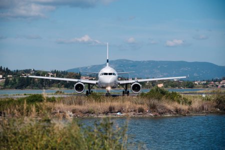 Foto de Kerkyra, Grecia - 09 24 2022: Vista frontal de la nariz blanca del avión de Finnair en el aeropuerto de Corfú. El concepto de educación piloto costosa y largas horas de formación. Foto de alta calidad - Imagen libre de derechos