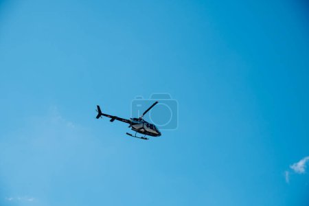 Foto de Kerkyra, Grecia - 09 24 2022: El helicóptero ofrece una vista maravillosa del aeropuerto de Corfú y el terreno montañoso de la isla. Foto de alta calidad - Imagen libre de derechos