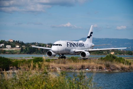 Foto de Kerkyra, Grecia - 09 24 2022: Finnair Plane En el aeropuerto de Corfú. Se necesita dominio de pilotos experimentados para despegar y aterrizar en la pista más corta. Foto de alta calidad - Imagen libre de derechos
