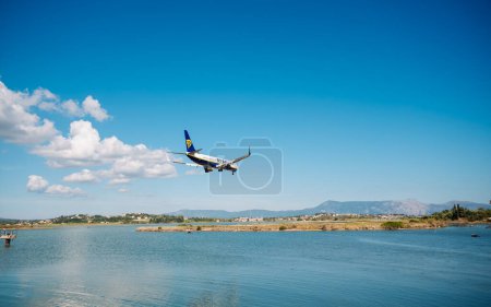 Foto de Kerkyra, Grecia - 09 24 2022: Ryanair Airplane Landing On Short Runway At Corfu Airport. El concepto de profesionalismo y experiencia piloto. Foto de alta calidad - Imagen libre de derechos
