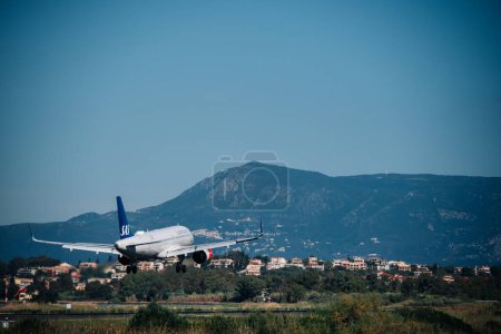 Foto de Kerkyra, Grecia - 09 24 2022: SAS Scandinavian Airlines Airplane Is Landing At Corfu Airport. El concepto de viajar a lugares separados e islas. Servicio aéreo entre el continente y la isla - Imagen libre de derechos