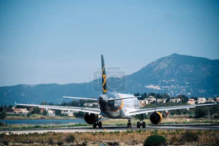 Foto de Kerkyra, Grecia - 09 24 2022: Aeropuerto de Corfú, avión Cóndor se prepara para despegar de la pista de aterrizaje más corta. Foto de alta calidad - Imagen libre de derechos