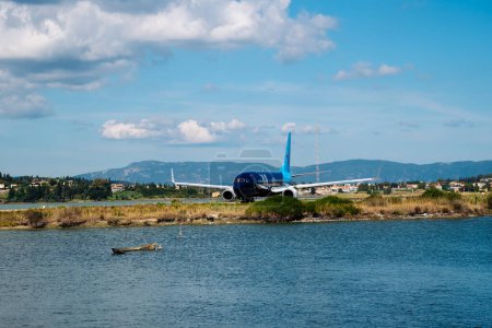 Foto de Kerkyra, Grecia - 09 24 2022: Aeropuerto de Corfú, TUI Plano se prepara para despegar de la pista de aterrizaje más corta. Foto de alta calidad - Imagen libre de derechos