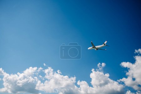 Foto de Kerkyra, Grecia - 09 24 2022: Avión Smartwings en el fondo de cielo azul y nubes de aire blanco. El concepto de billetes de avión baratos y viajes. Foto de alta calidad - Imagen libre de derechos