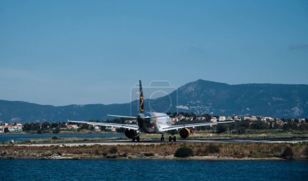 Foto de Kerkyra, Grecia - 09 24 2022: Vista desde lugares de interés turístico En avión cóndor. Hermoso aeropuerto de Corfú es la pista de aterrizaje más corta. Foto de alta calidad - Imagen libre de derechos