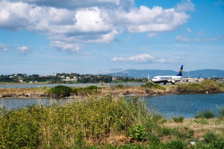 Foto de Kerkyra, Grecia - 09 24 2022: Ryanair Plane On Corfu Airport. Se necesita dominio de pilotos experimentados para despegar y aterrizar en la pista más corta. Foto de alta calidad - Imagen libre de derechos