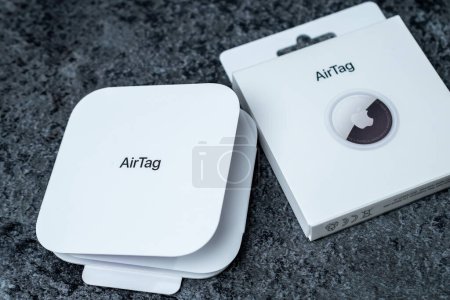 Foto de Jurmala, Letonia - 21 09 2023: Caja con AirTag Apple sobre mesa gris. Gadget Air Tag para rastrear tus cosas. Foto de alta calidad - Imagen libre de derechos