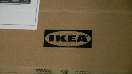 Foto de Jurmala, Letonia - 18 02 2024: Caja marrón de muebles Ikea. Foto de alta calidad - Imagen libre de derechos