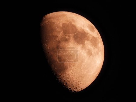 Téléchargez les photos : Lune gibbeuse croissante dans le ciel noir Astronomie - en image libre de droit