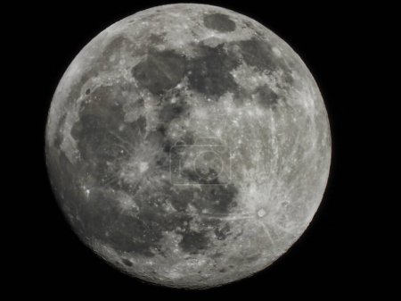 La Luna Llena ilumina el cielo oscuro con la luz blanca de la luna en primer plano de