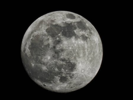 Téléchargez les photos : La pleine lune illumine le ciel sombre avec la lumière blanche de lune en gros plan de - en image libre de droit
