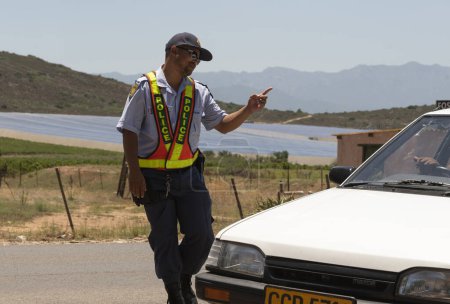 Foto de Western Cape, South Africa, 2023 SAPS South African police officer on a roadside drivers licence and insurance check - Imagen libre de derechos