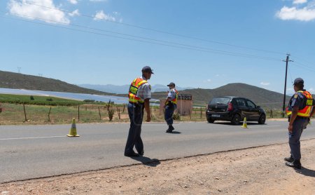Téléchargez les photos : Western Cape, Afrique du Sud, 2023 SAPS Un policier sud-africain en possession d'un permis de conduire routier et d'un contrôle d'assurance - en image libre de droit