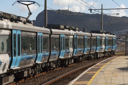 Foto de St James Station, Ciudad del Cabo, Sudáfrica. 2023. Material rodante del nuevo tren azul que opera en la línea sur entre Ciudad del Cabo y Fish Hoek en la costa. - Imagen libre de derechos