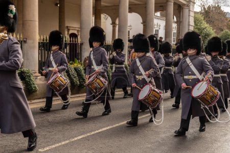 Foto de Windsor, Berkshire, Inglaterra, Reino Unido. 2023. Cuerpo de Tambores, 1.er Batallón de Guardias Galeses marchando más allá del Guidhall en Windsor, Reino Unido. - Imagen libre de derechos