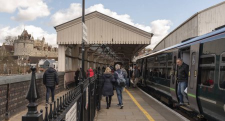 Téléchargez les photos : Windsor, Bberkshire, Angleterre, Royaume-Uni. 2023. Train Great Western à Windsor et à la gare centrale d'Eton avec vue sur le château. - en image libre de droit