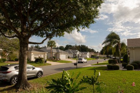 Foto de Summerfield, Florida, EE.UU. 2022. Calle tranquila en una zona residencial de viviendas para mayores de cincuenta años. - Imagen libre de derechos