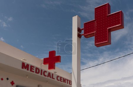 Téléchargez les photos : Crète, Grèce, UE. 2023. Croix rouge exposée devant un centre médical en Crète, Grèce. - en image libre de droit