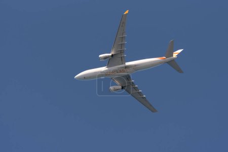 Téléchargez les photos : Herkalion, Crète, Grèce, UE. 2023. Vue du dessous d'un avion de ligne Airbus de Sunclass Airlines face à un ciel bleu sortant d'Herkalion, Crète. - en image libre de droit