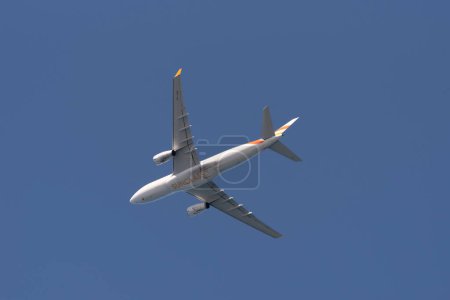 Téléchargez les photos : Herkalion, Crète, Grèce, UE. 2023. Vue du dessous d'un avion de ligne Airbus de Sunclass Airlines face à un ciel bleu sortant d'Herkalion, Crète. - en image libre de droit