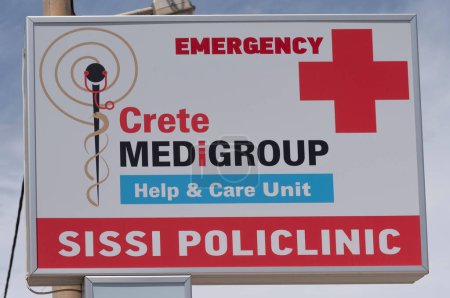Téléchargez les photos : Sissi, Crète, Grèce, UE. 2023. Signez pour un centre de soins d'urgence. - en image libre de droit
