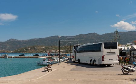 Téléchargez les photos : Sitia, Crète orientale, Grèce, Europe. 2023, Bus touristiques sur le front de mer du port de Sitia dans l'est de la Crète - en image libre de droit