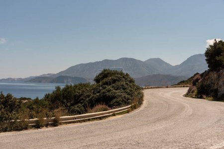 Téléchargez les photos : Crète orientale, Grèce, Europe. 2023. Route côtière de montagne se dirigeant vers Mochios et Sitia le long du golfe de Mirabella est de la Crète. - en image libre de droit