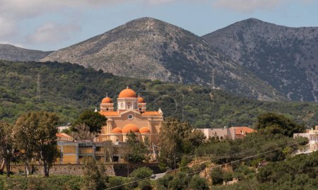 Foto de Neopoli, Creta Oriental, Grecia. 2023. Iglesia ortodoxa griega con un telón de fondo de montañas en el este de Creta, Grecia. - Imagen libre de derechos
