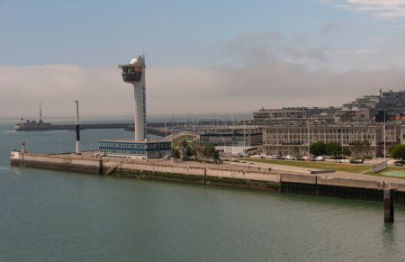 Téléchargez les photos : Le Havre Nord France, Europe. 2023. Vue d'ensemble de la tour de contrôle à l'entrée du Port Le Havre, France. - en image libre de droit
