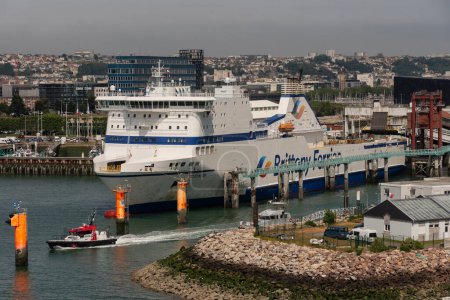 Téléchargez les photos : France, Europe. 2023. Un ferry traversant le canal amarré dans le port du Havre, nord de la France, Europe. - en image libre de droit