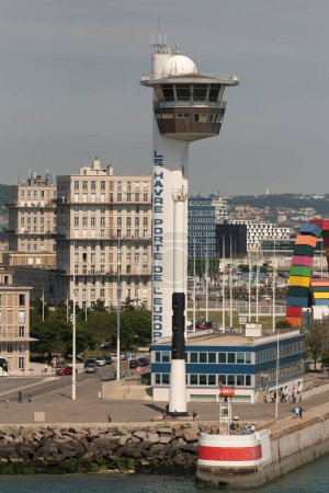 Téléchargez les photos : Le Havre Nord France, Europe. 2023. Vue d'ensemble de la tour de contrôle à l'entrée du Port Le Havre, France. - en image libre de droit