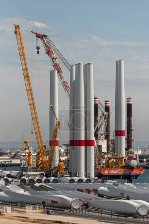 Téléchargez les photos : Port du Havre Nord de la France. 2023. Installation d'éoliennes en mer Chargement des pales des éoliennes à destination du parc éolien de St Brieuc, au large de la Bretagne. - en image libre de droit