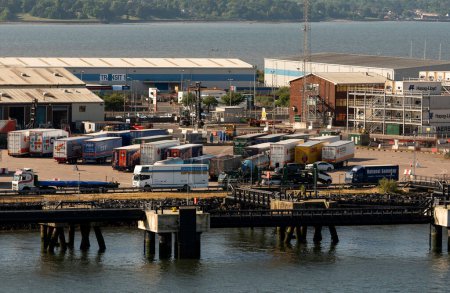 Téléchargez les photos : Belfast Irlande du Nord, Royaume-Uni. Juin 2023. Zone de montage et de chargement des camions et camions roro dans le port de Belfast. - en image libre de droit