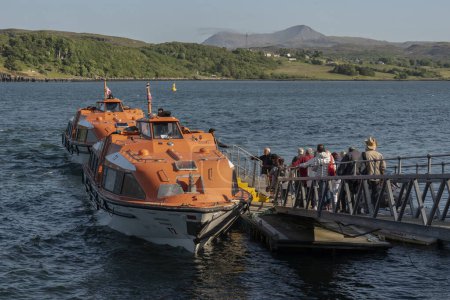 Téléchargez les photos : Portree, île de Skye, Écosse, Royaume-Uni. 5 juin 2023. Passagers d'un navire de croisière à bord d'un navire tendres pour retourner à leur navire. - en image libre de droit