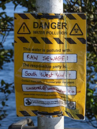 Téléchargez les photos : Plymouth, Devon, RU. 2 septembre 2023. Danger avis de pollution de l'eau, incident d'égout brut entre Devon et Cornwall, sur Plymouth Sound. - en image libre de droit
