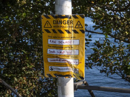 Téléchargez les photos : Plymouth, Devon, RU. 2 septembre 2023. Danger avis de pollution de l'eau, incident d'égout brut entre Devon et Cornwall, sur Plymouth Sound. - en image libre de droit