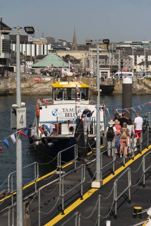 Téléchargez les photos : Plymouth, Devon, Angleterre, Royaume-Uni, 6 septembre 2023. Passagers à bord d'un petit ferry amarré à. une jetée dans la région de Barbican à Plymouth. - en image libre de droit
