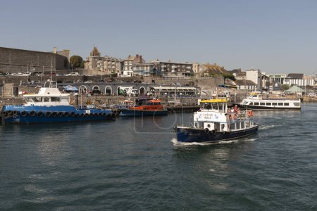 Téléchargez les photos : Plymouth, Devon, Angleterre, Royaume-Uni, 6 septembre 2023. Ferryboat en cours avec une toile de fond du centre-ville de Plymouth au départ. la Barbacane. - en image libre de droit