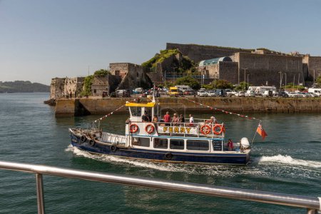 Téléchargez les photos : Plymouth, Devon, Angleterre, Royaume-Uni, 6 septembre 2023. Passenger ferry quittant Plymouth Harbour à destination de Plymouth Sound lors d'une excursion touristique. - en image libre de droit