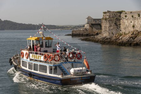 Téléchargez les photos : Plymouth, Devon, Angleterre, Royaume-Uni, 6 septembre 2023. Passenger ferry quittant Plymouth Harbour à destination de Plymouth Sound lors d'une excursion touristique. - en image libre de droit
