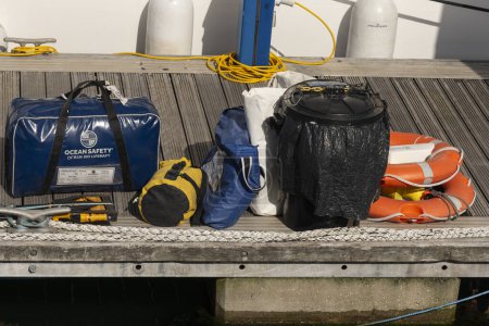Téléchargez les photos : Plymouth, Devon, Angleterre, Royaume-Uni. 05.09.2023. Équipement de sécurité maritime à utiliser en cas d'urgence près de l'endroit où les gens travaillent dans une marina. - en image libre de droit