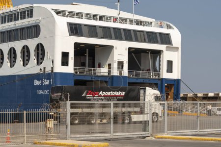 Foto de Heraklion, Creta, Grecia, Europa. 26.09.2023. Carga de transbordadores y camiones en el puerto de Herklion, Creta, Grecia. - Imagen libre de derechos