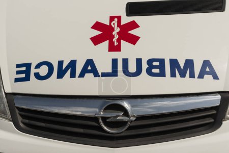 Foto de Creta, Grecia, Europa. 27.09. 2023. Una señal de ambulancia invertida en el capó de una ambulancia griega privada. - Imagen libre de derechos