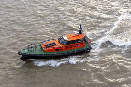 Téléchargez les photos : Tilbury, Essex, Angleterre, Royaume-Uni. 17.12.2023. Le bateau pilote Leader en cours sur la Tamise dans la région de Tilbury Docks, Angleterre, Royaume-Uni. - en image libre de droit
