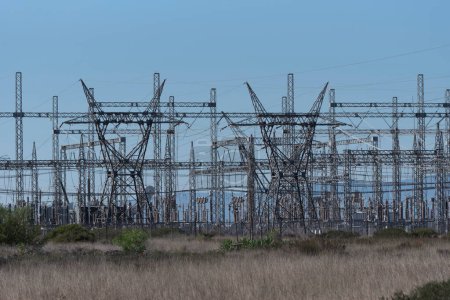 Hopefield, Western Cape, Sudáfrica. 16. 04. 2024. Líneas eléctricas que suministran electricidad para la red nacional en África del Sur.