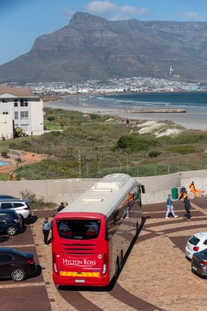 Milnerton, Kapstadt, Südafrika. 10. April 2024. Reisebus hält am Lagoon Beach mit Blick auf Table Bay, Kapstadt und den Tafelberg.